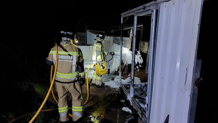 El fuego en una poda controlada afecta al almacén de una casa en Jesús