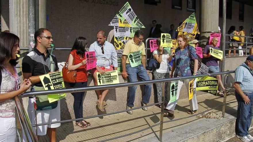 Una protesta de afectados por las cláusulas suelo en Galicia.