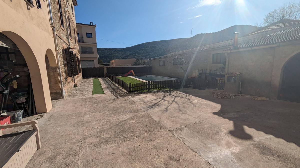 L'exterior de la casa de 170 metres quadrats on viuen l'escriptora surienca Sílvia Caballol i l'exbisbe de Solsona Xavier Novell