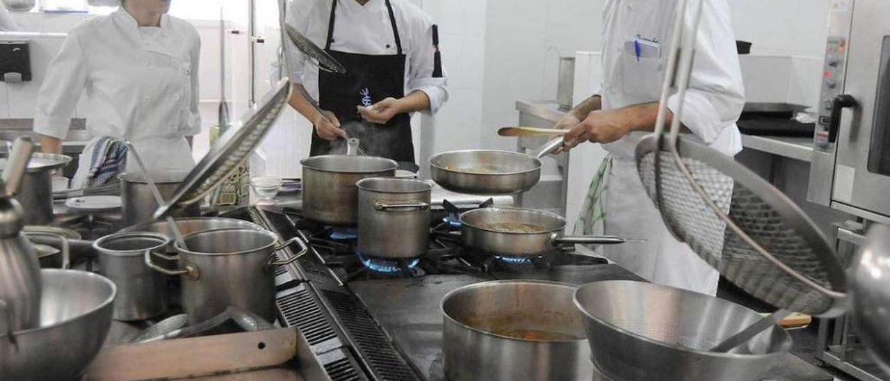 En el centro, Ivan Liu Zhu cocinando el plato ganador. fernando geijo