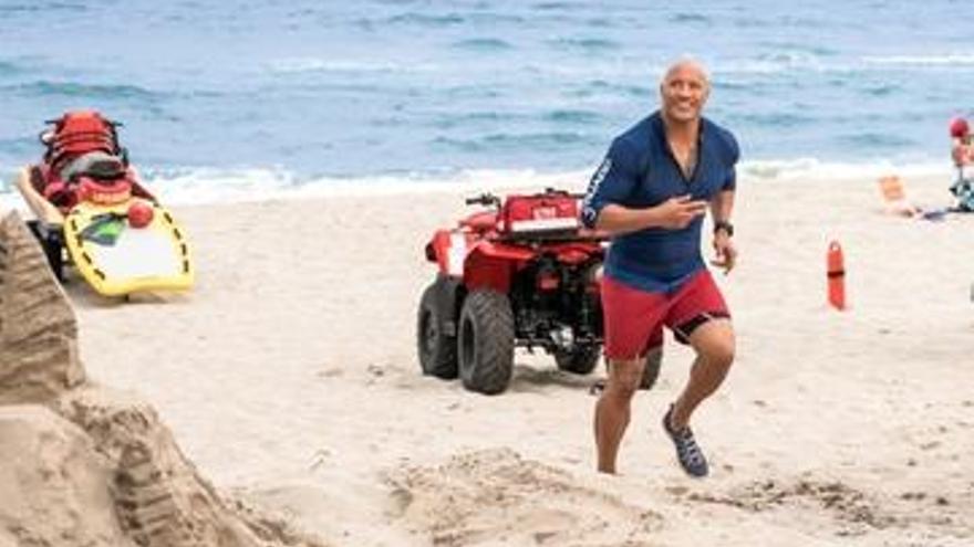 Dwayne Johnson i Zac Efron protagonitzen la nova versió de «Los vigilantes de la playa»