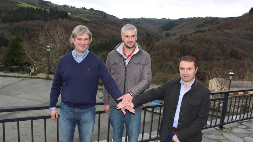 Marcos Niño, Javier Martínez y José Antonio González Braña, ayer, en la capital de Santa Eulalia.