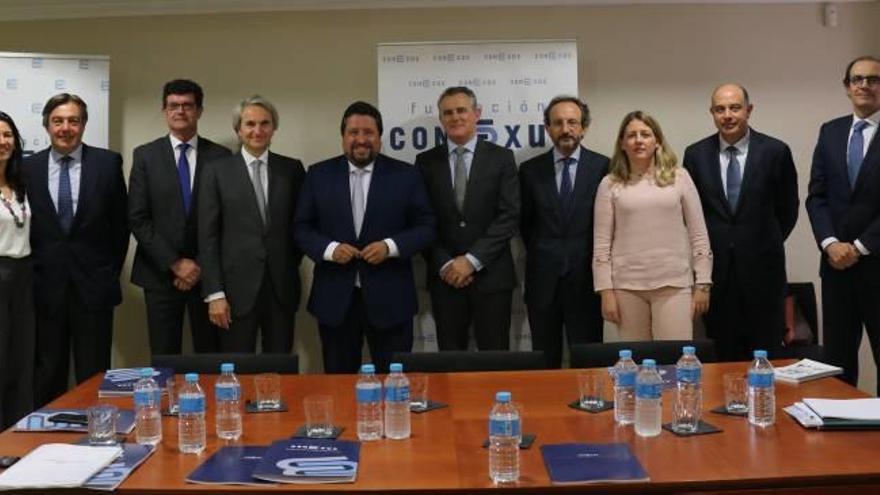 Imagen del encuentro entre Moliner, el representante de la Fundación Conexus y empresarios de su Comisión Ejecutiva.