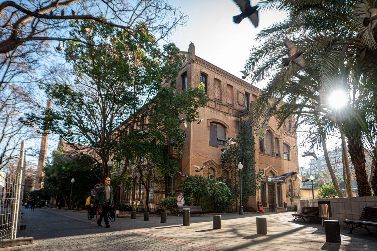 Exterior del Edificio de Residencias Ramón Llull de la Escuela Industrial, ahora cerrada, que era una residencia.