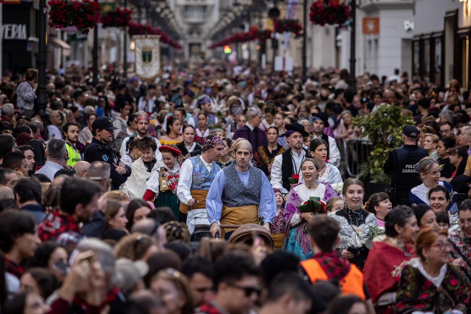 En imágenes | Zaragoza vive su día grande con la Ofrenda de Flores a la Virgen del Pilar