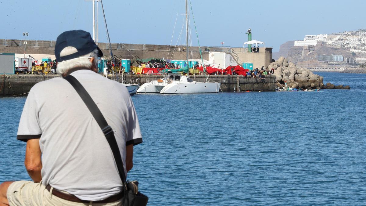 Inmigrantes en el muelle de Arguineguín