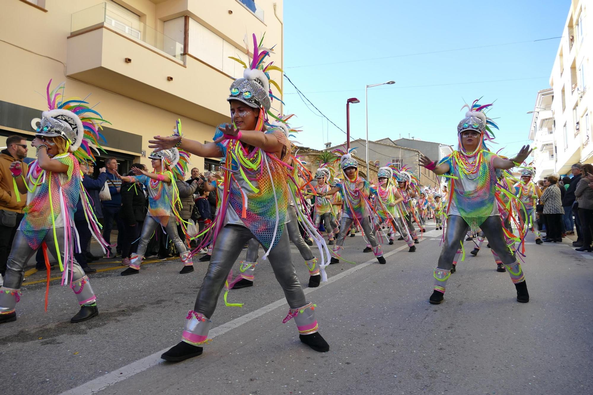 L'Escala s'acoloreix amb la rua de carnaval