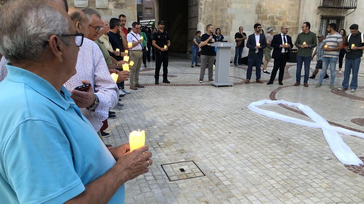 Rueda de hombres en la Plaça de Baix para romper con el machismo