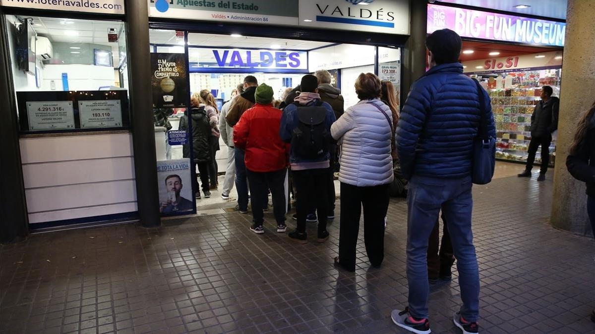 Cola en la lotería Valdés.