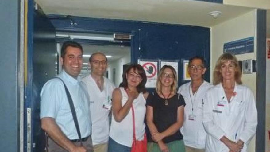 Miembros de la asociación, junto a la directora y los responsables de Psiquiatría del Hospital de Sant Joan.