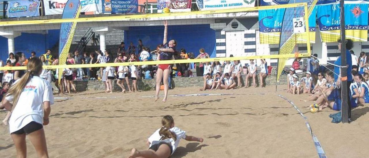 Uno de los partidos disputados en la playa de Luanco.