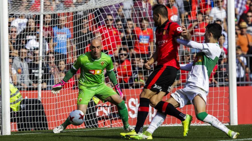 El momento en que Tekio realiza el penalti que marcó el devenir del encuentro Mallorca-Elche