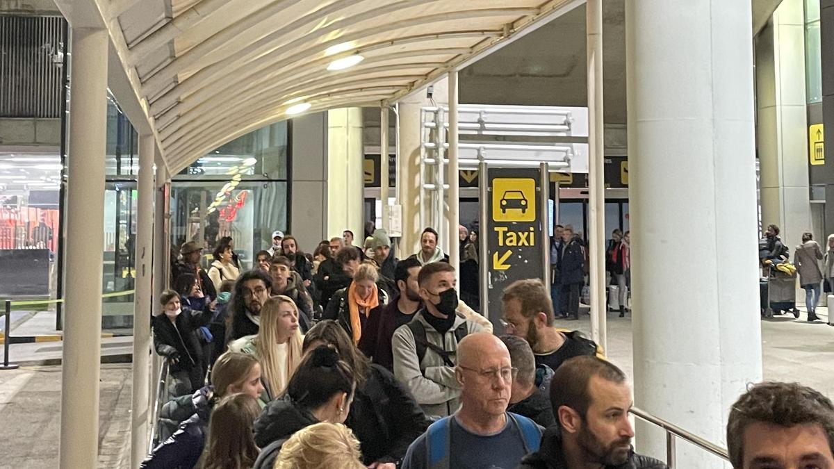 Los recién llegados tuvieron que esperar más de media hora para coger un taxi.