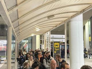 Colapso para coger un taxi en el aeropuerto de Palma: más de media hora de espera a la una de la madrugada