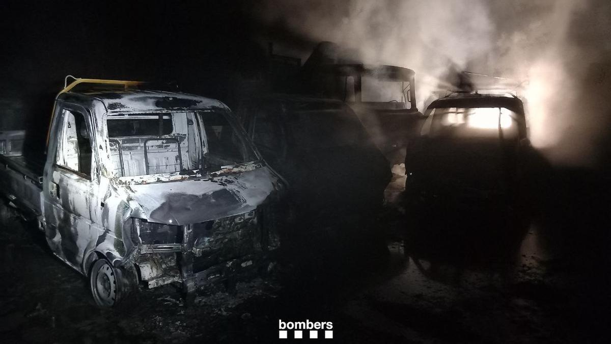 Diversos vehicles destrossats per les flames. | BOMBERS DE LA GENERALITAT