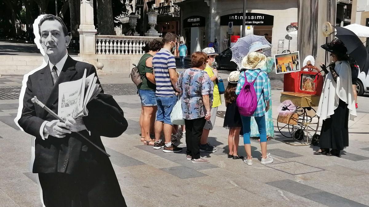 A la placeta baixa, hi ha el «pirulo», de gran interès per als visitants, i també altres icones dalinianes