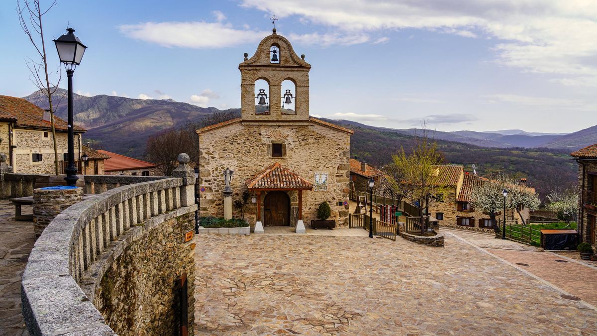 La arquitectura de piedra, sus estrechas calles y el entorno natural hacen de La Hiruela una joya única del patrimonio histórico y cultural de Madrid.