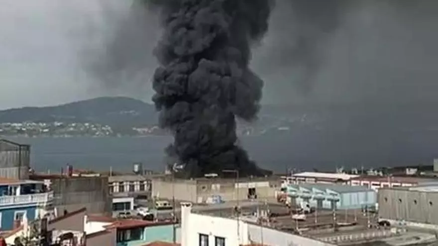 Incendio en la nave de Profand del puerto de Sada