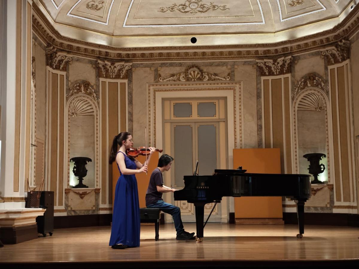 Martina Moliner tocando el violín.