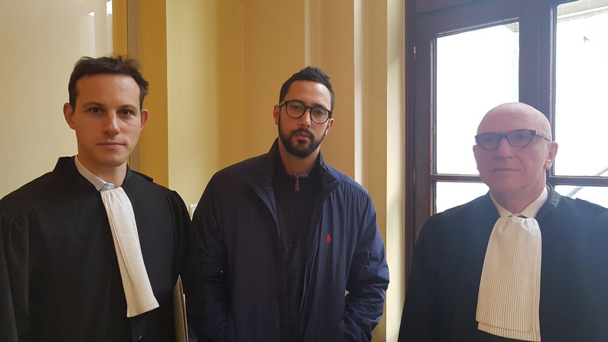 Der mallorquinische Rap-Musiker Valtonyc mit seinen Anwälten Rechtsanwalt Simon Bekaert (l.) und Paul Bekaert, auf einem Archivbild von 2018.