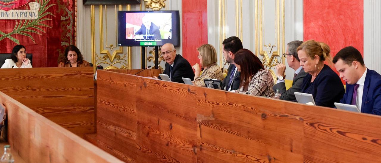 De izquierda a derecha, Carolina Darias, Paloma Goig, y Francisco Hernández Spínola, junto a otros concejales, en el pleno de este jueves.