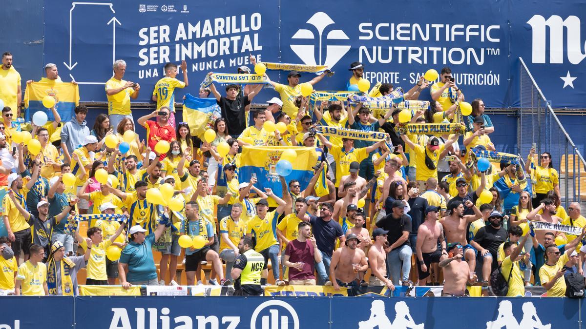 Los jugadores de la UD Las Palmas calientan ante del partido