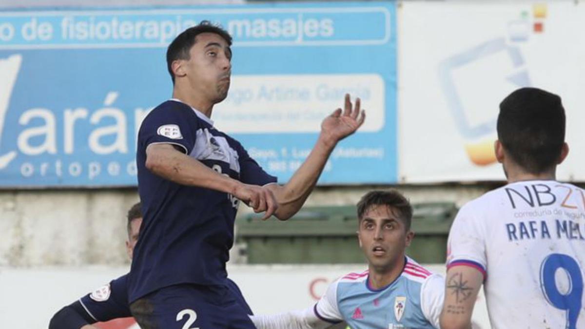 Un jugador del Marino en un lance de un partido de la temporada pasada