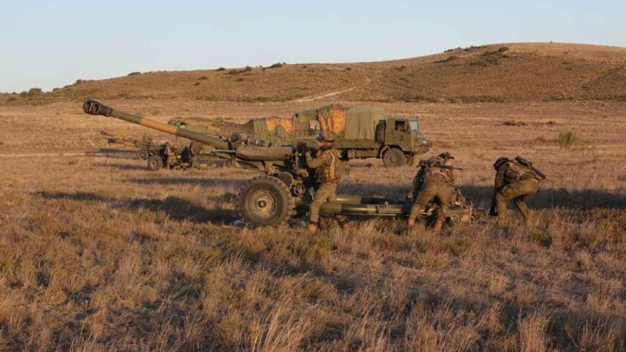 Varios soldados operan una batería &quot;Light Gun&quot; de la Brilat ayer en San Gregorio. // Ejército de Tierra