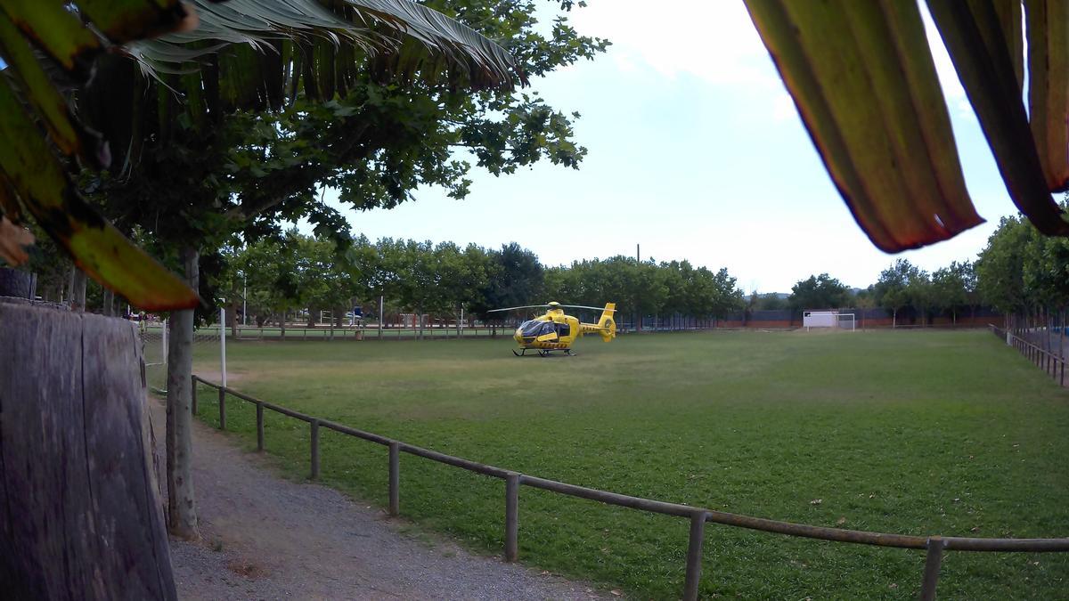 Un helicòper del SEM aterra al càmping Delfín Verde per traslladar un infant al Trueta després d&#039;ofegar-se a la piscina