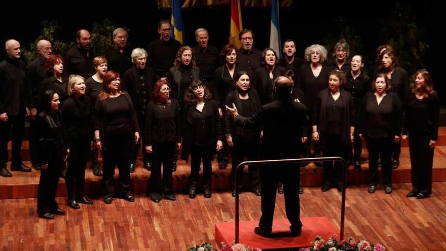 Los integrantes de la coral madrileña &quot;Maestro Barbieri&quot;, en la clausura del certamen.