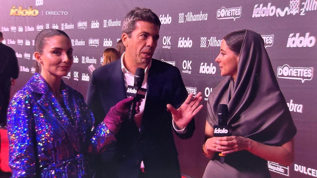 Carlos Mazón en la alfombra roja de los Ídolo siendo entrevistado por Erea Louro y Gemmita.