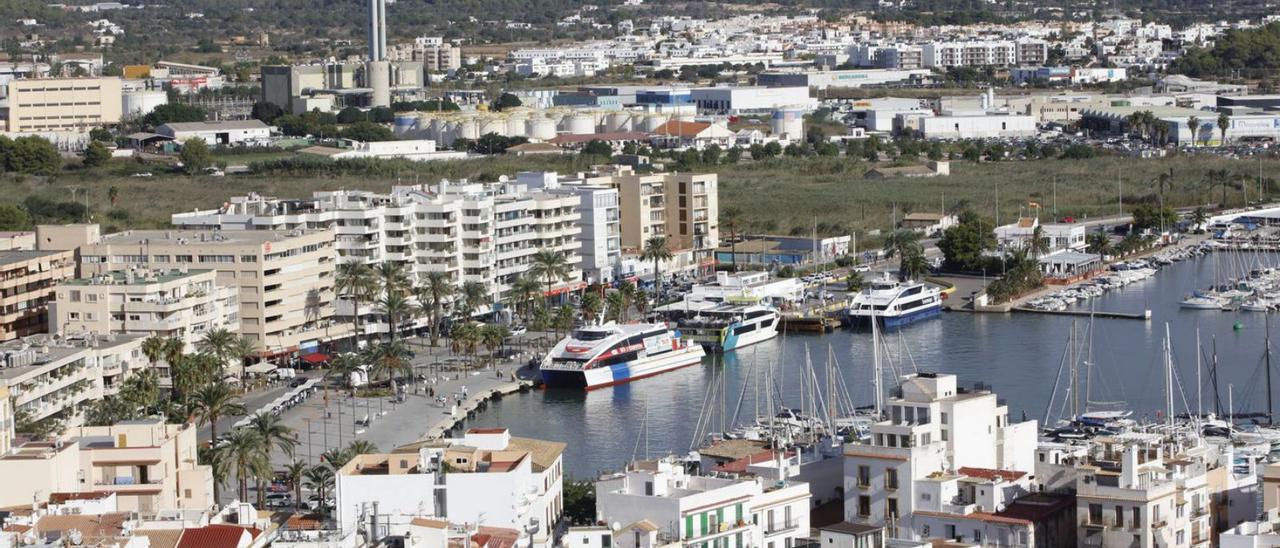 La zona del puerto de Eivissa que ocupan los ferris que cubren la ruta entre las Pitiüses. | VICENT MARÍ