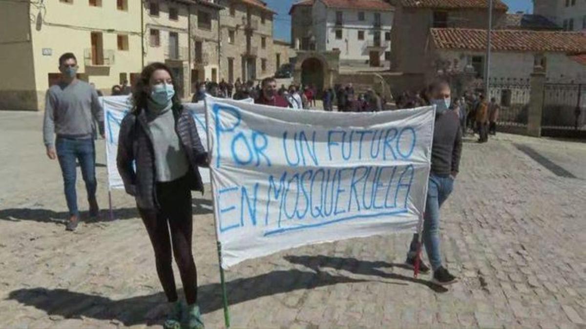 La manifestación a favor de las renovables celebrada en Mosqueruela en el mes de abril.