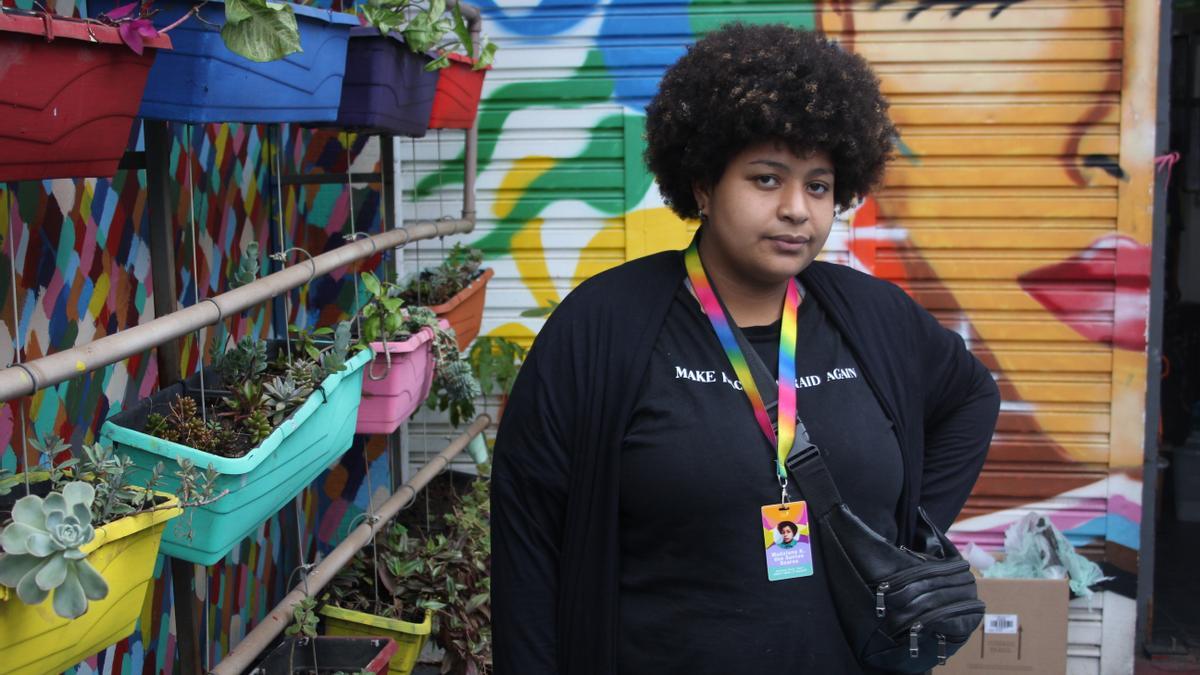 La asistente social de Casa 1, Madalena Soares, posa delante de la sede de la organización en Sao Paulo.