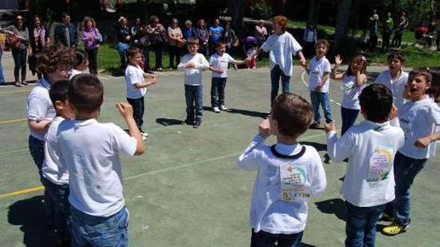 Un grupo de niños durante la actividad en el recreo.  // S. Álvarez