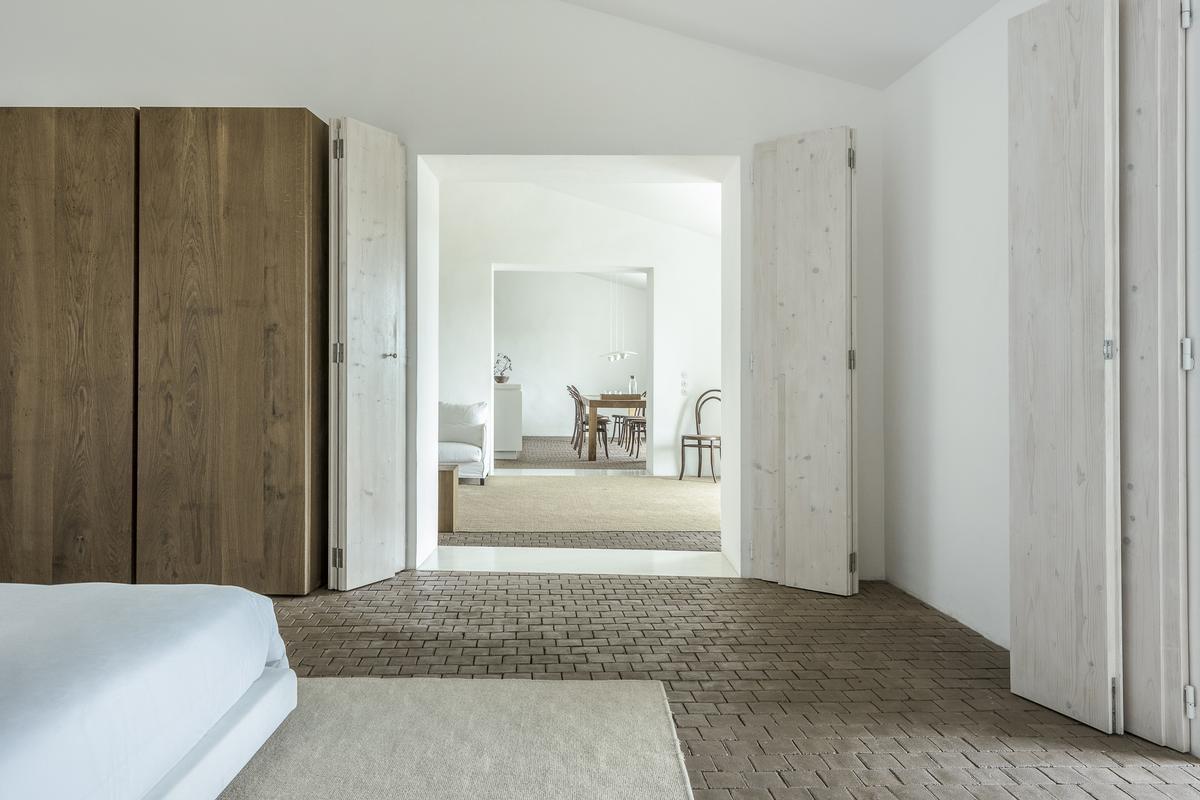 Los suelos realizados por Todobarro para la Casa No Tempo, granja convertida en vivienda por el arquitecto Manuel Aires Mateus en la región portuguesa del Alentejo.