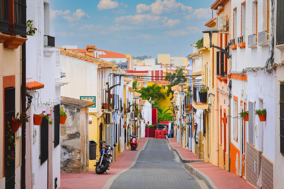 Este pueblo de colores es una de las joyas por descubrir de Alicante.