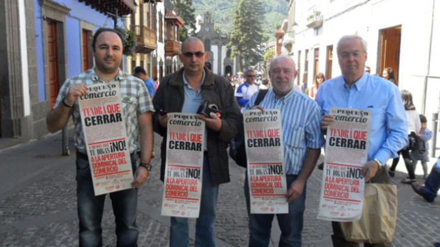 Protesta de los pequeños comerciantes en Teror, ayer.  | la provincia / dlp