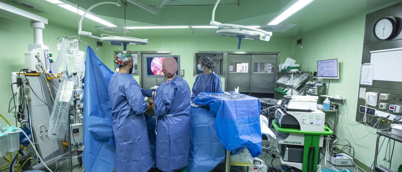 Operación en un quirófano de un hospital de la provincia