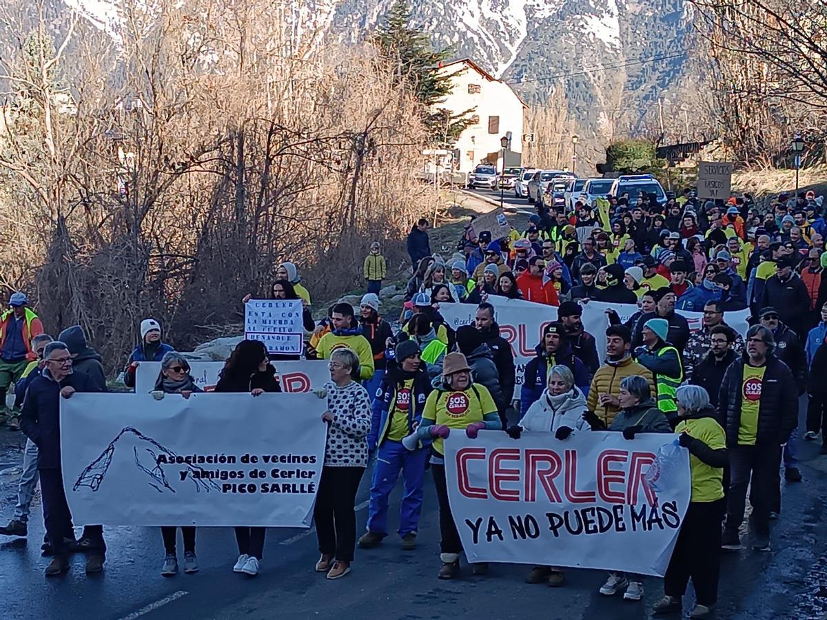 Más de 200 personas salen a la calle para exigir más inversión en ...
