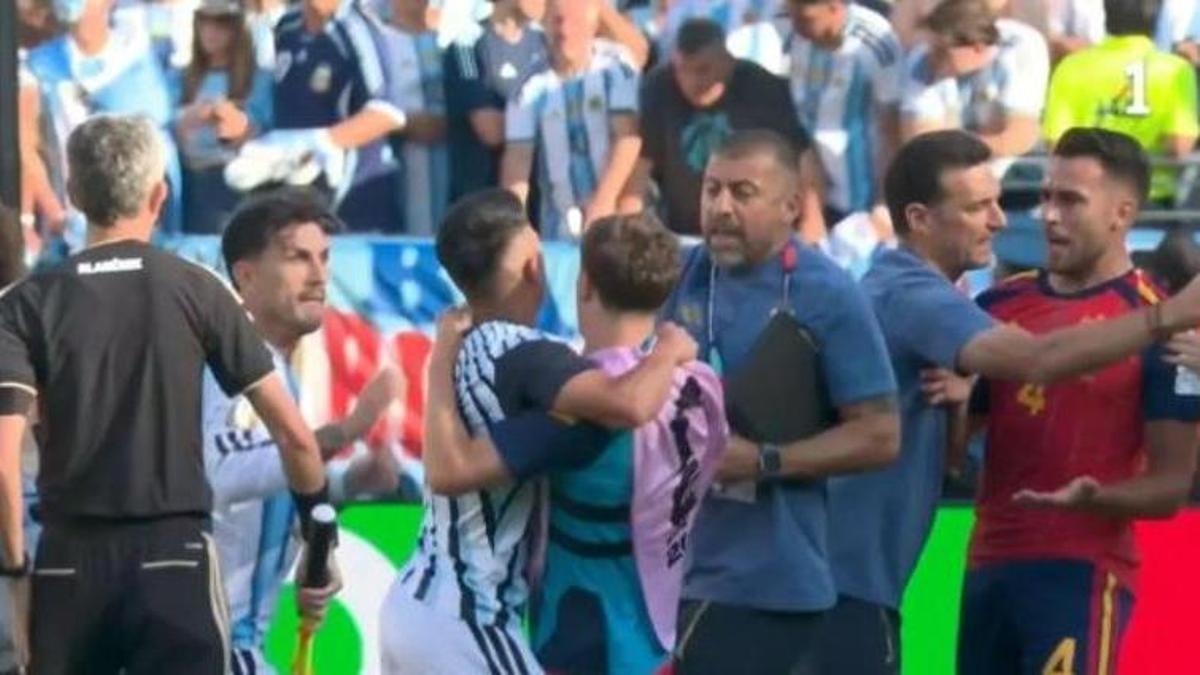 Moment de l'agressió posterior al partit de la final del Mundial