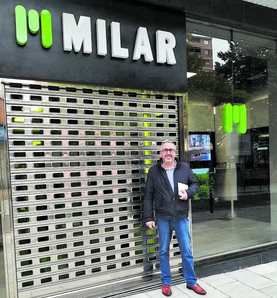 Miguel Ángel García Blanco frente a la nueva tienda Milar que acaba de abrir en  Zamora. En la otra  imagen, el interior del establecimiento. | |  B. E.