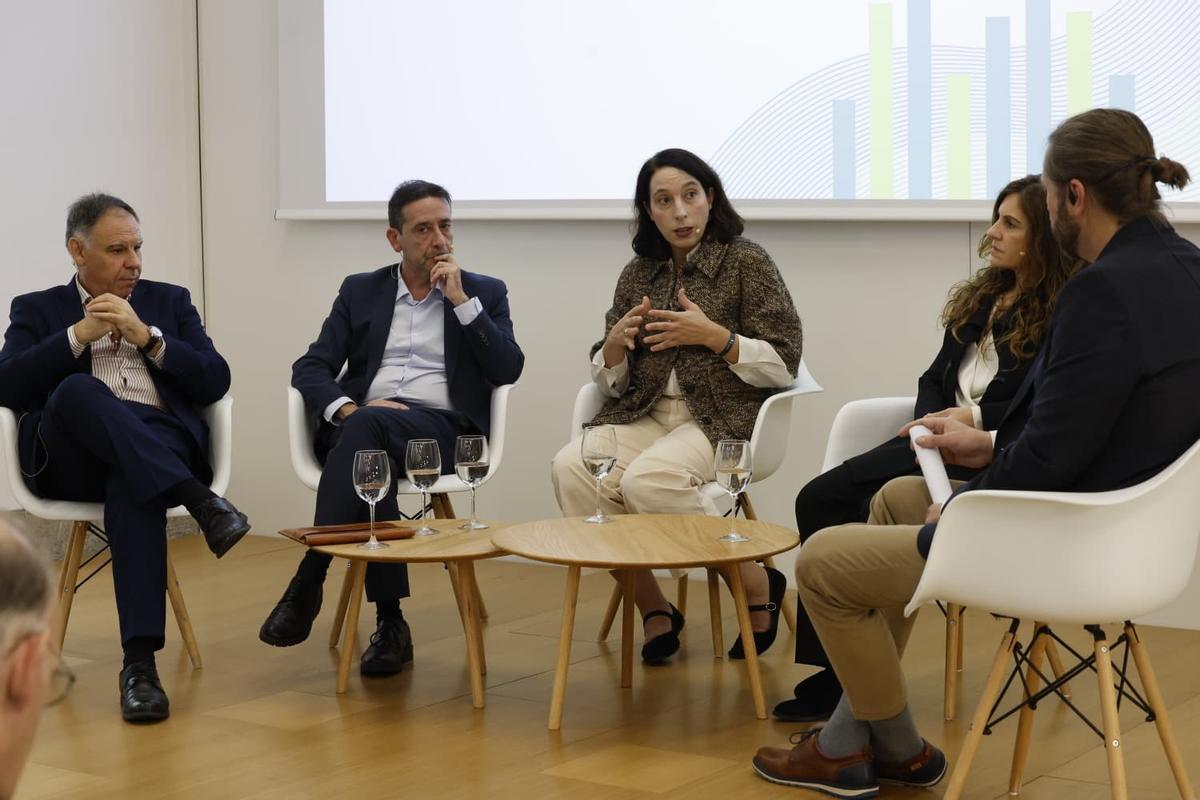 Componentes de la primera mesa redonda del foro.
