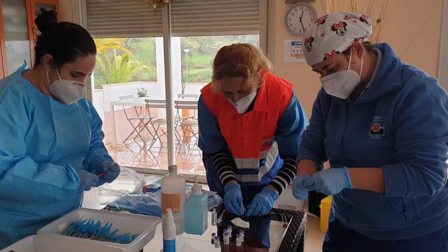 Preparación de la vacuna en la Residencia Puerto de la Luz.