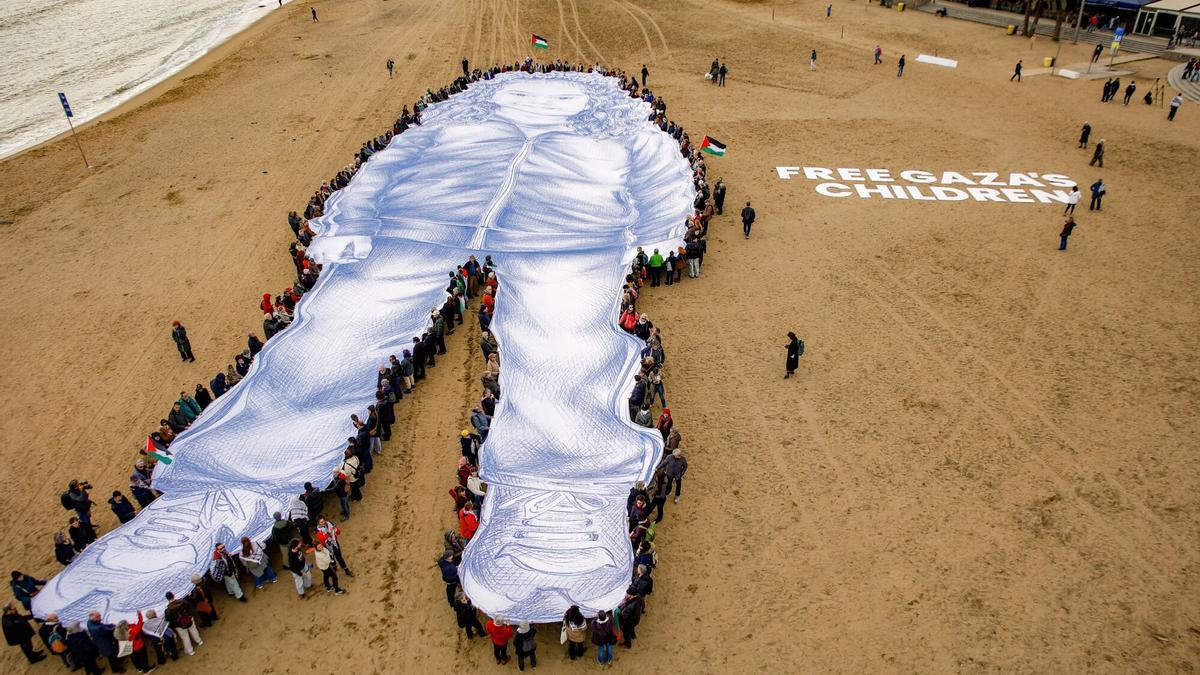 Despliegan en una playa de Barcelona una lona con el retrato de Hind Rajab, niña tiroteada en Gaza