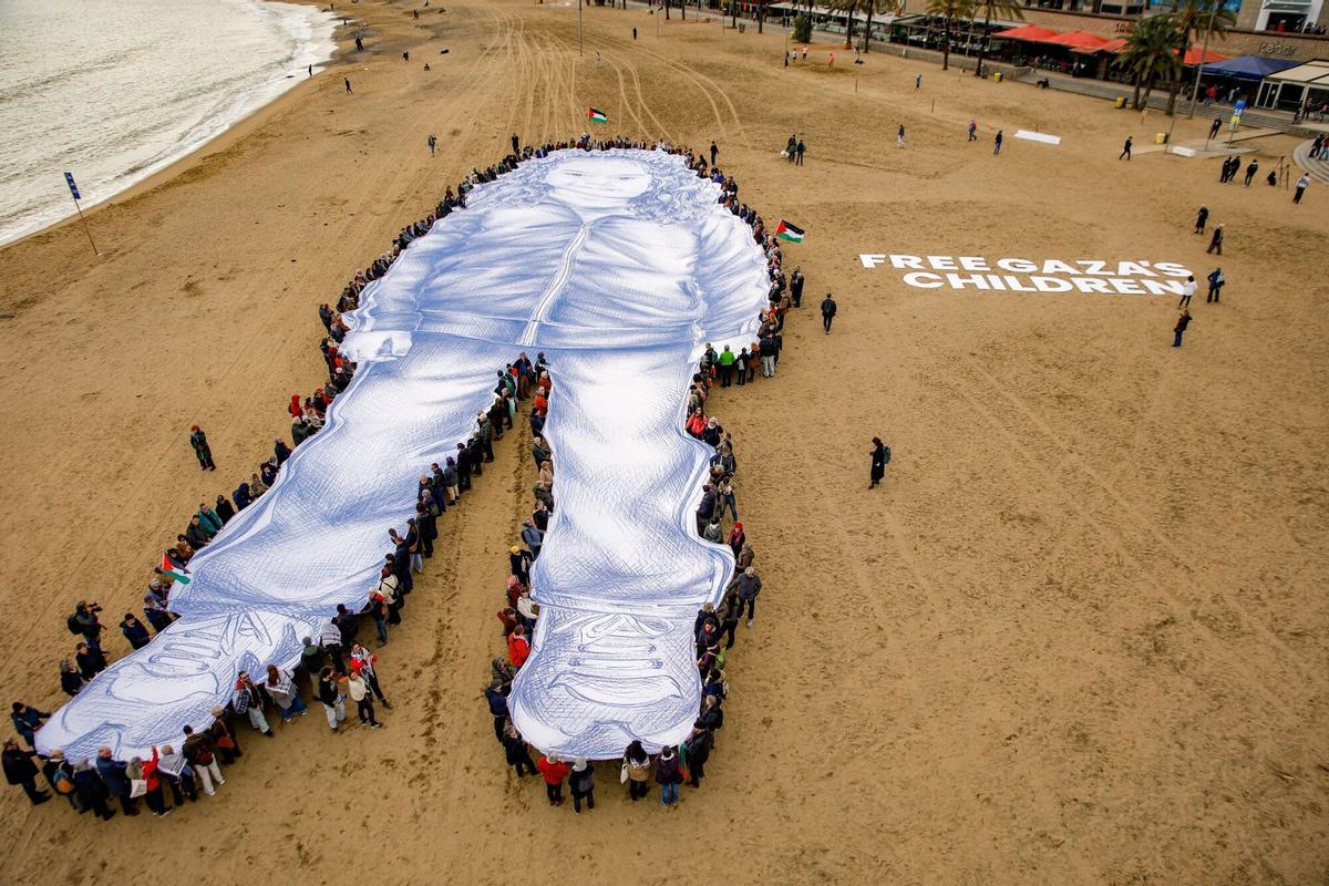 Despliegue de una lona de 1.000m2 con el retrato de Hind Rajab, niña tiroteada en Gaza.
