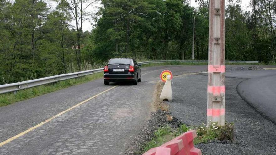 Uno de los postes, en medio de la calzada, que continúa sin poder ser acondicionada. // Bernabé/Vïctor Espiño