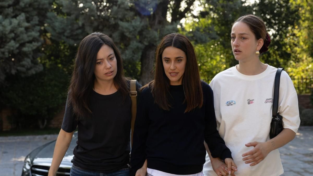 Fotograma de 'Se tiene que morir mucha gente', aparecen Macarena García, Anna Castillo y Laura Weissmahr