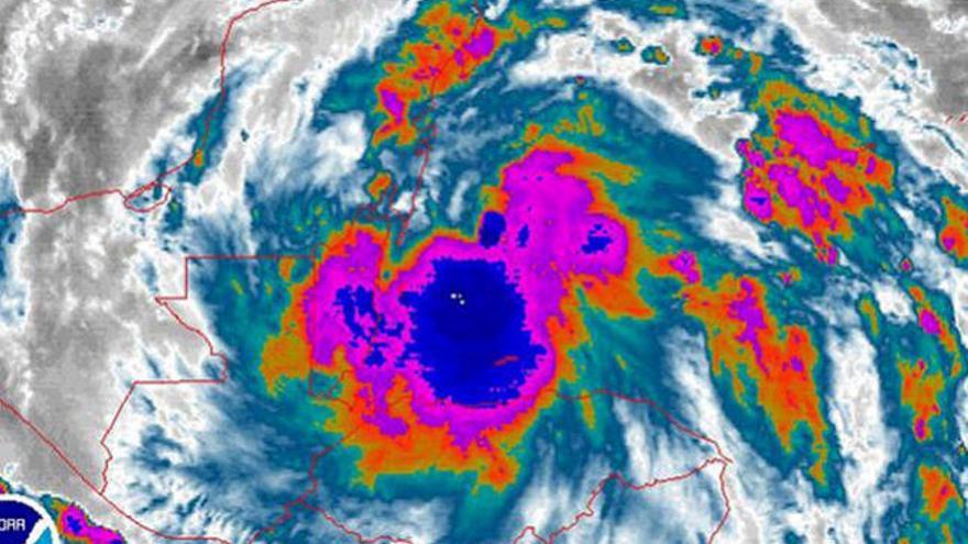 Fotografía de satélite que muestra la tormenta tropical &quot;Alex&quot;