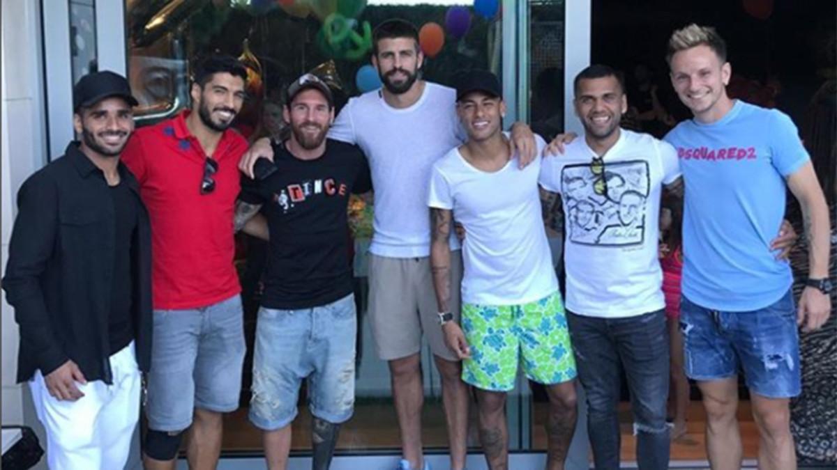 Neymar en su casa de Pedralbes con sus excompañeros del Barça